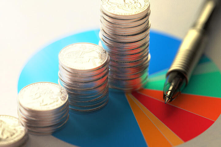 A nova regulamentação publicada pelo Ministério da Fazenda, por meio de Portarias da Procuradoria-Geral da Fazenda Nacional (PGFN), como a Portaria PGFN nº 1.082, de 21 de dezembro de 2023, traz mudanças significativas na forma como empresas poderão utilizar o prejuízo fiscal e a base de cálculo negativa da CSLL na transação tributária. O objetivo do governo é restringir o uso indiscriminado desse mecanismo como forma de compensação de dívidas fiscais, especialmente em operações com alto volume financeiro e histórico de acúmulo artificial de prejuízos. Com a nova norma, empresas só poderão utilizar prejuízos fiscais e base negativa da CSLL declarados até o exercício anterior ao da assinatura da transação. Além disso, será necessário observar os seguintes pontos: • O uso de prejuízo fiscal e base de cálculo negativa da CSLL está limitado a até 70% do valor da dívida principal (não do valor consolidado da dívida), a depender das regras do edital de transação. Adicionalmente, a utilização desses créditos é limitada a 50% do valor da entrada e 50% do valor de cada prestação, caso a dívida seja parcelada. • Prejuízos e bases negativas superiores a R$ 10 milhões exigirão relatório de auditoria independente (para valores entre R$ 10 milhões e R$ 150 milhões, acima de R$ 150 milhões, a auditoria será da Receita Federal do Brasil). • A utilização de prejuízos e bases negativas de empresas adquiridas cujo propósito principal seja a utilização desses créditos será vedada. Essa nova estrutura normativa visa aumentar a efetividade da arrecadação e coibir práticas consideradas abusivas. No entanto, para as empresas que vinham utilizando o prejuízo fiscal e a base de cálculo negativa da CSLL como estratégia de equilíbrio fiscal, especialmente holdings patrimoniais, grupos familiares e empresas em recuperação, o impacto é imediato. O que muda para as holdings Na análise de Suely Pala, CEO da SP Consultoria e referência nacional em estruturação de holdings e planejamento tributário, a mudança representa uma inflexão na relação entre o Fisco e os contribuintes: “Estamos vivendo uma fase de endurecimento das normas, onde o uso do prejuízo fiscal e da base de cálculo negativa da CSLL passa a ser um recurso complementar e não mais central nas transações. É preciso redobrar o cuidado com a origem dos créditos e garantir total lastro documental, técnico e contábil para qualquer compensação.” Suely alerta que, apesar das restrições, ainda há espaço para um planejamento tributário eficiente. A chave está em estruturar a operação com base real.